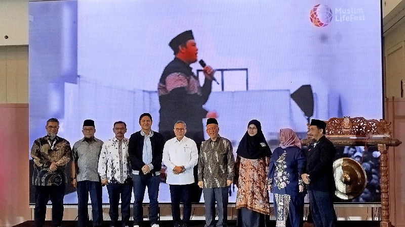 Menteri Perdagangan RI Zulkifli Hasan (baju putih) bersama perwakilan dari BI, KNEKS, dan KPMI dalam opening ceremony Muslim LifeFest 2024 (30/8) di ICE BSD. (FARAH)