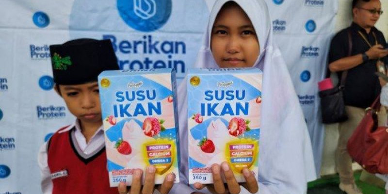 Menteri Koperasi dan UKM Teten Masduki, tahun lalu memperkenalkan susu ikan di Kabupaten Indramayu/Foto: Handika Rahman