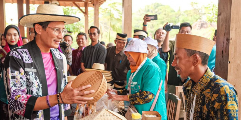 Sandiaga Uno berbincang dengan salah satu pelaku ekraf Kabupaten Tangerang. (Kemenparekraf)