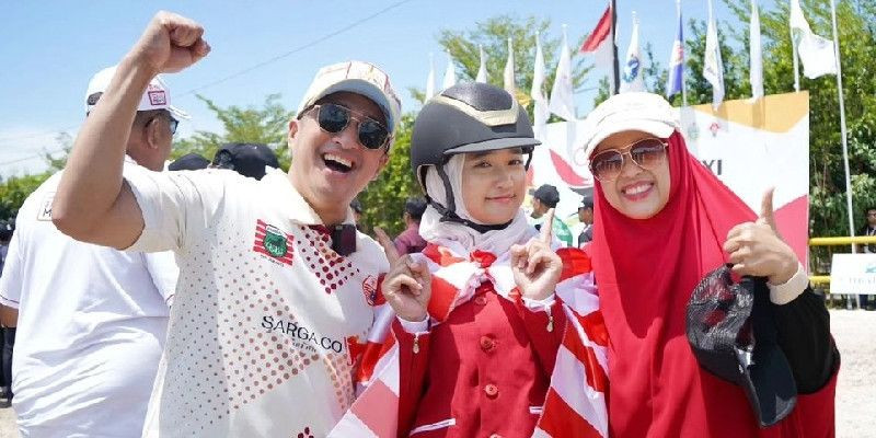 Irfan Hakim dan Della mengapit putri mereka, Aisha Maydina Hakim. (Instagram/@irfanhakim75)