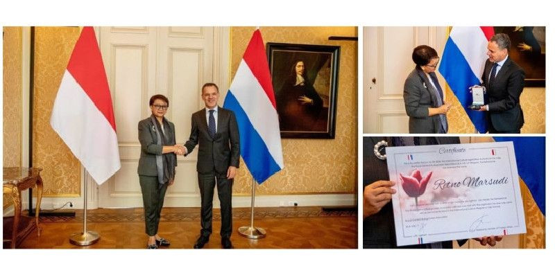 Seremoni pemberian penghargaan dari Menlu Belanda Caspar Veldkamp kepada Menlu RI Retno Marsudi (16/9) di Den Haag. (Instagram/@ministerbz)