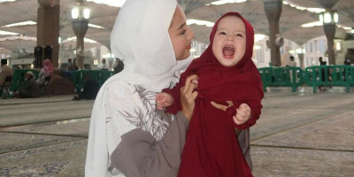 Gendong Kamari Selama Tawaf, Jennifer Coppen: Terima Kasih Sudah Mengingatkanku Kembali ke Jalan-Mu