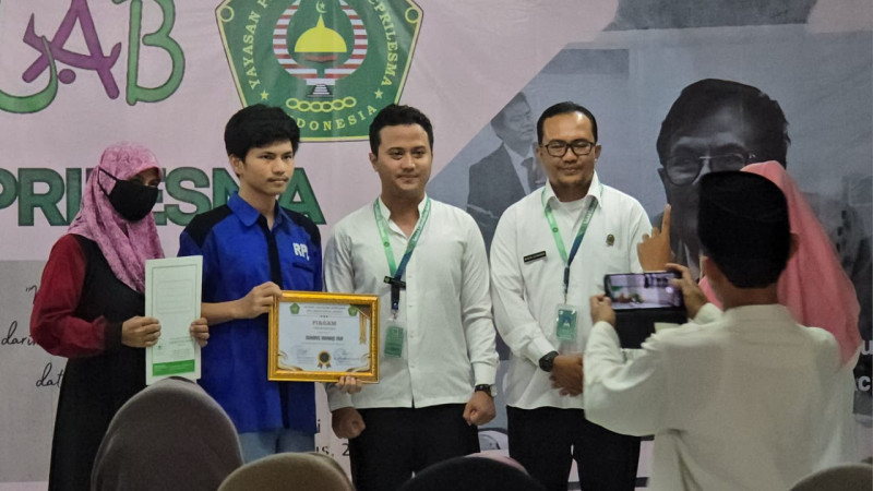 Penyerahan penghargaan untuk Suharis Baihaqi Nur (baju biru) di SMK Laboratorium Jakarta. (Ist)