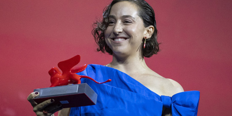 Sarah Friedland menerima piala Luigi de Laurentiis di Festival Film Venice 2024. (Anadolu)