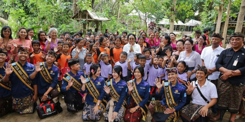 Menteri PPPA Bintang Puspayoga bersama anak-anak Kelompok Bermain Tunas Ujung dan Sekolah Dasar Negeri 9 Kesiman, Denpasar. (KemenPPPA)