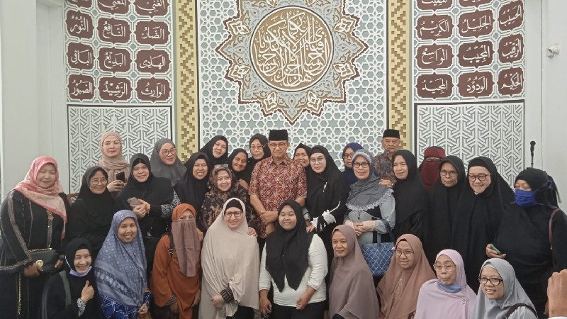 Anies Baswedan berfoto bersama jemaah Masjid At Tabayyun Jakarta Barat. (Ist)