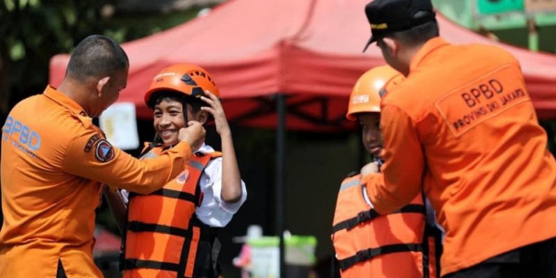 Salah satu sesi simulasi penanggulangan bencana oleh BPBD. (X/@beritajakarta)