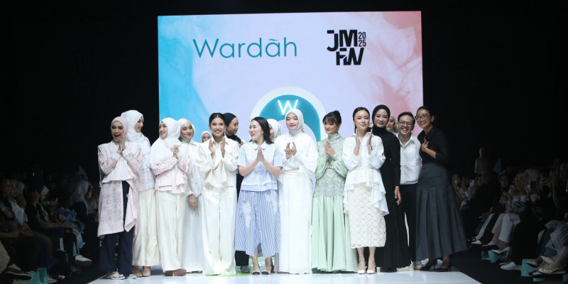 Fashion show JMFW 2025 Wardah berkolaborasi dengan Barli Asmara, Ayu Dyah Andari, Studio Tui, dan Cotton Ink x Art Kea (11/10) di ICE BSD. (Ist)