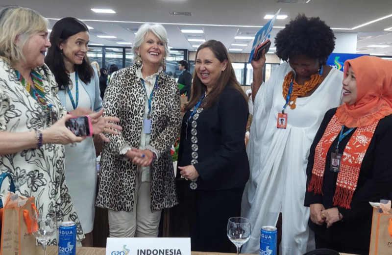 Delegasi Indonesia berkumpul bersama delegasi lain di Forum Tingkat Menteri Perempuan The Empowerment of Women’s Working Group (EWWG) G20 di Brasil (12/10). (Dok. Kemen PPPA)