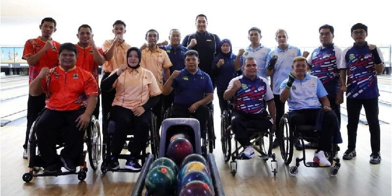 Menpora meninjau pertandingan cabor Ten-Pin Bowling di Bengawan Solo Sport Centre, Solo (13/10) menjelang upacara penutupan Peparnas XVII. (Instagram/@ditoariotedjo)