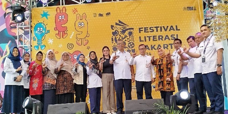 Kadispusip DKI Jakarta Firmansyah bersama jajaran dan perwakilan Dinas Pemerintah dalam pembukaan Festival Literasi Jakarta 2024 (16/10) di TIM. (FARAH)