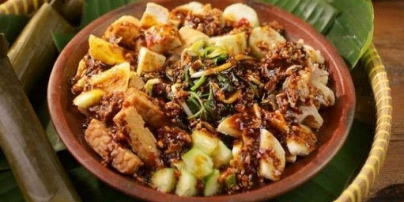 Rujak Cingur, ikon kuliner Jawa Timur. (Pinterest/@Topwisata_info)