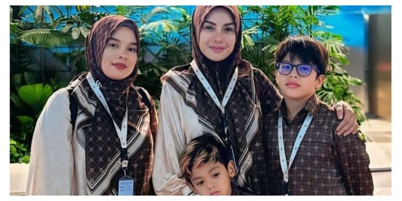 Nikita umrah bersama dua jagoan ciliknya. (Net)