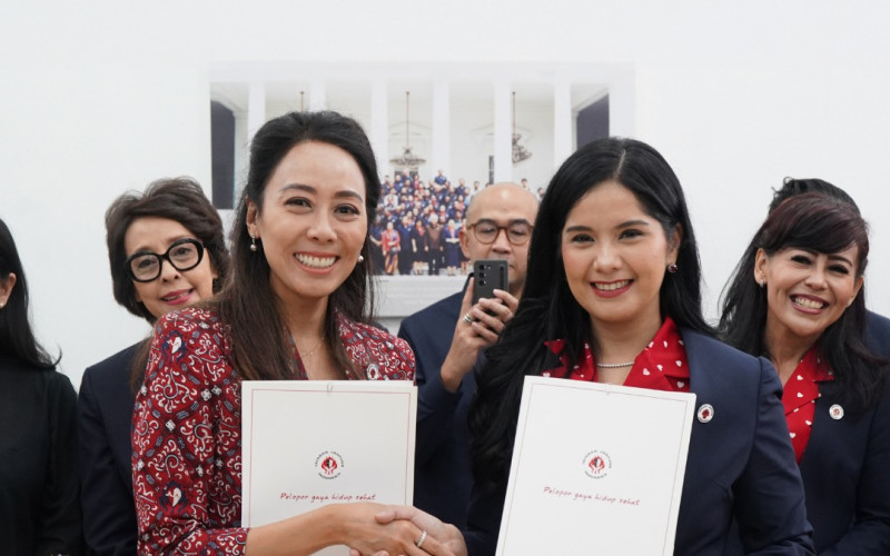 Esti Nurjadin dan Annisa Pohan Yudhoyono saat pelantikan Ketua Umum YJI (1/11) di Jakarta. (Dok. YJI)