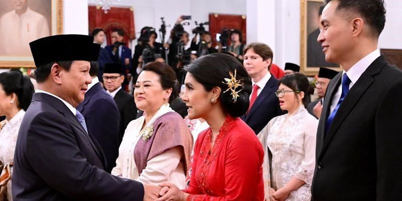 Isyana Bagoes Oka (kebaya merah) setelah pelantikan Wakil Menteri oleh Presiden Prabowo. (Instagram@isyanabagoesoka)