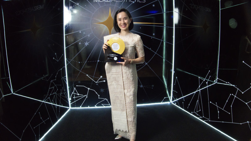 dr. Olivia Ong, M.Biomed.(AAM), Founder & Medical Director of Jakarta Aesthetic Clinic (JAC) menerima penghargaan dalam Golden Record Award 2024 di Hanoi (6/11).
