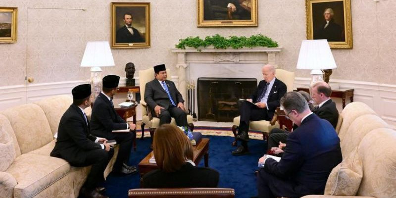 Presiden Prabowo berbincang dengan Presiden Joe Biden di Washington D.C. (12/11). (Setneg)