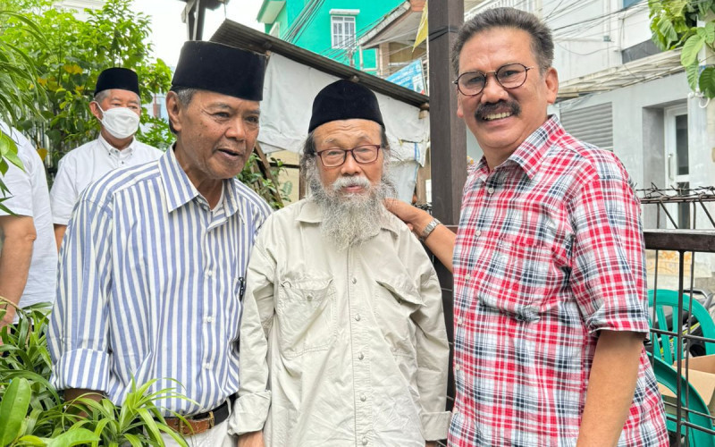 llham Bintang (paling kanan) bersama para sahabat mendiang Daeng Muin saat melayat ke rumah duka (13/11). (Ist)