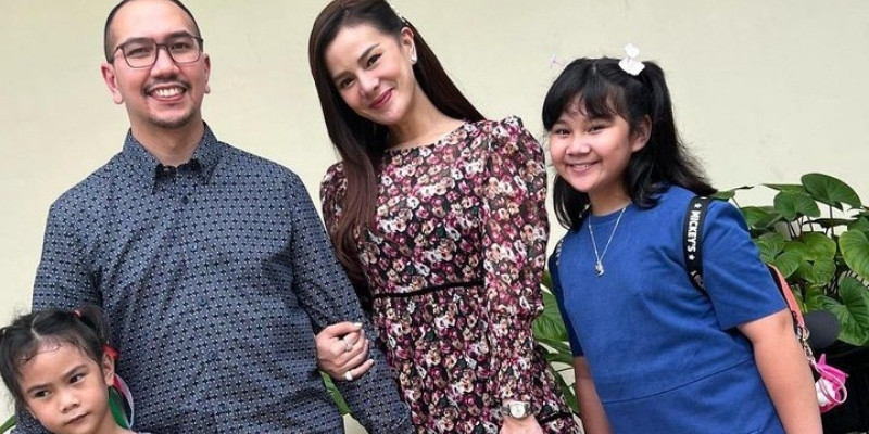 Astrid Tiar bersama suami dan kedua putrinya. (Instagram/@astridtiar127)