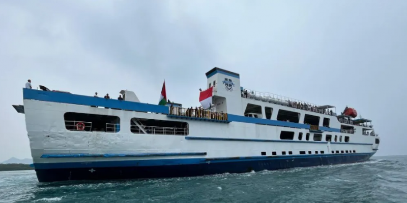 Kapal ferry pembawa bendera Indonesia dan bendera Palestina di Selat Sunda. (ANTARA)