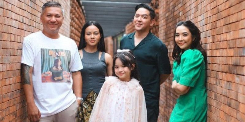 Gempita Nora Marten bersama Gading Marten, Gisella Anastasia, dan pasangan Donne Maula & Yura Yunita pencipta 