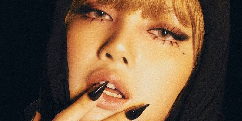 Lisa (foto pre-order album Alter Ego) siap rilis album baru Februari 2025. (Instagram/@lalalalisa_m)