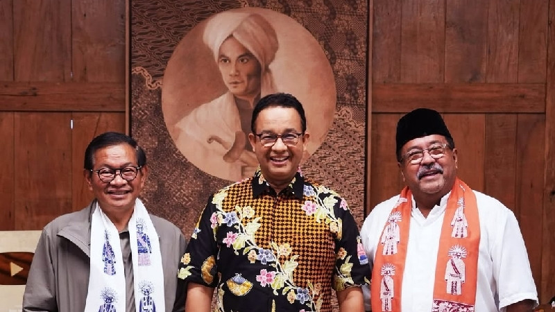 Anies Baswedan diapit duet Pramono Anung dan Rano Karno. (Instagram/@aniesbaswedan)