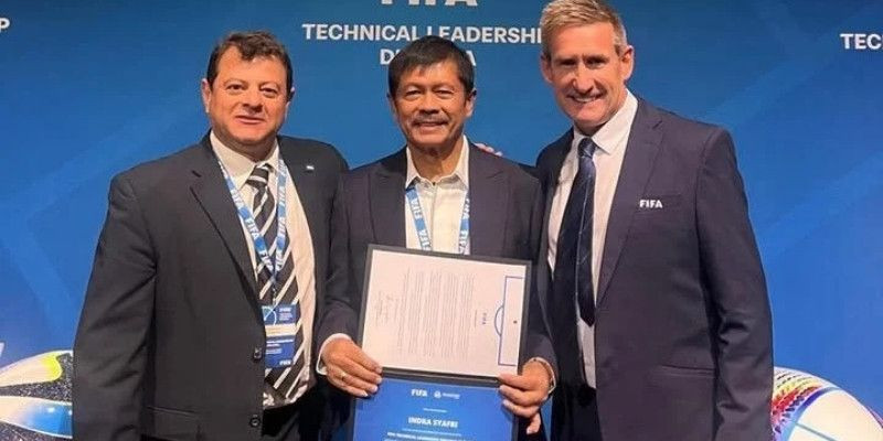 Direktur Teknis PSSI Indra Sjafri (tengah) lulus FIFA Technical Leadership Diploma. (Instagram/@indrasjafri_coach)