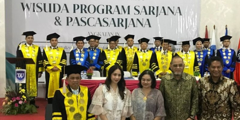 Nagita Slavina (baju putih) menghadiri acara wisuda Tanri Abeng University mendukung kelulusan Mba Lala (14/12). (Ist)