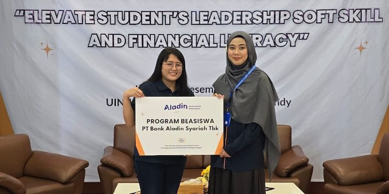 Direktur Bank Aladin Syariah Firdila Sari (kiri) menyerahkan secara simbolis beasiswa untuk mahasiswa penerima manfaat Yayasan Karya Salemba Empat (KSE), Jumat (13/12)./Farah,id.