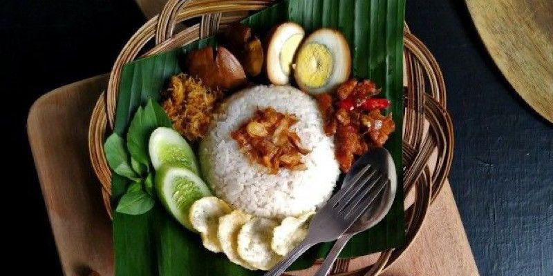 Nasi uduk dengan aneka lauk-pauk. (Pinterest/@Sarti Samit)