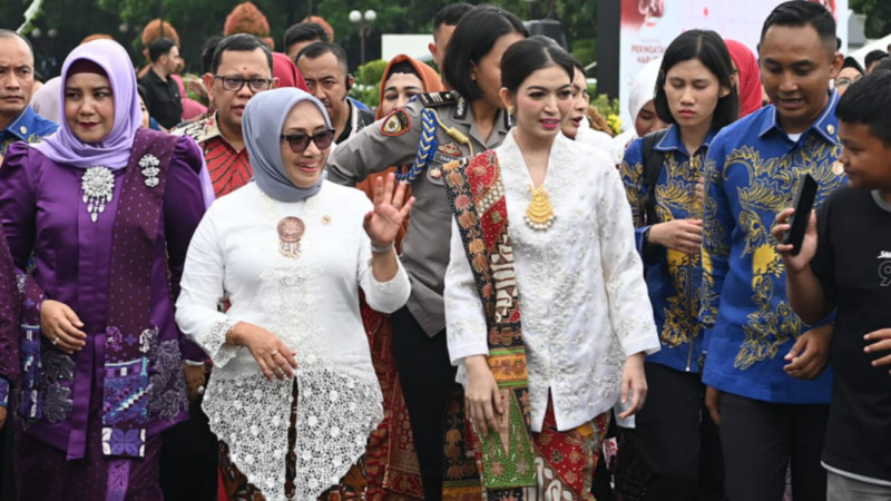 Menteri PPPA Arifah Fauzi (kebaya putih kiri) bersama Selvi Ananda dalam perayaan Hari Ibu ke-96 di Tangerang. (Kemen PPPA)