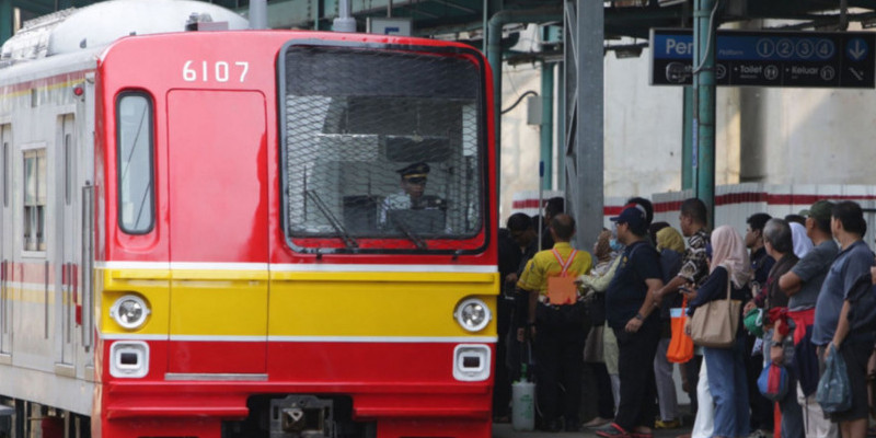 Ilustrasi suasana naik turun penumpang commuter line di stasiun. (JP/Wendra A.)