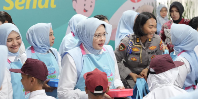 Istri Menteri Agama Helmi Halimatul Udhmah (memegang kotak makan). (Kemenag RI)