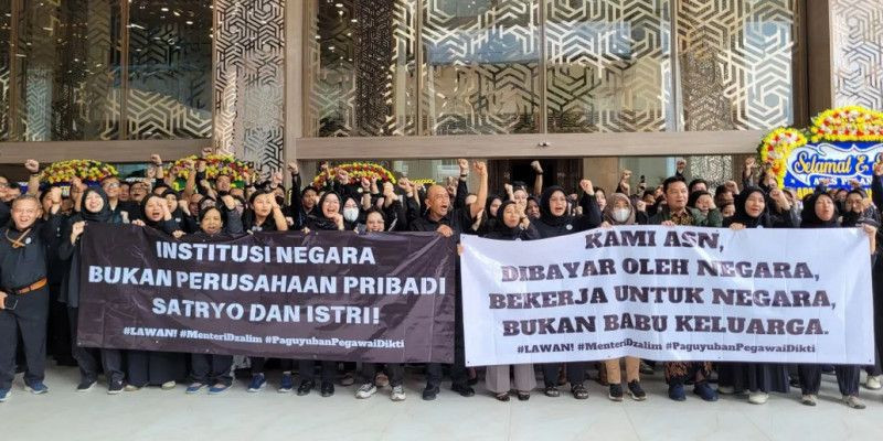 Demo di pelataran kantor Kemendiksaintek, Jakarta (20/1) (ANTARA)