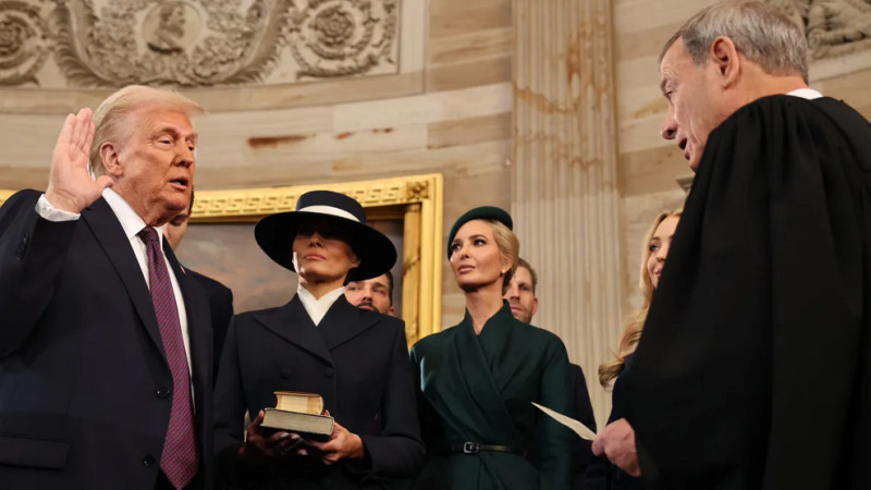 Sumpah jabatan Donald Trump (21/1) di Capitol Rotunda sebagai Presiden AS ke-47. (Getty Images/Chip S.)