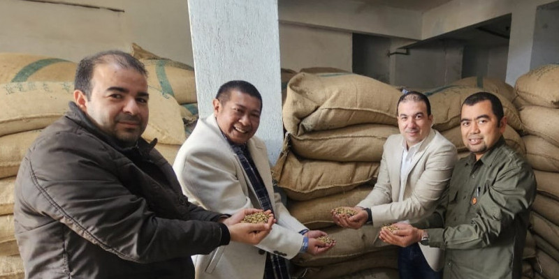 Atase Perdagangan KBRI Kairo dan tim Fayoumi hadirkan 38,6 ton kopi Robusta dari Indonesia ke Mesir (23/1). (Ist)