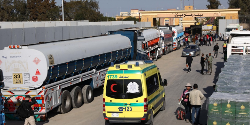 Truk bantuan menunggu untuk memasuki Gaza di sisi Mesir dari perbatasan Rafah (19/1). (Xinhua)