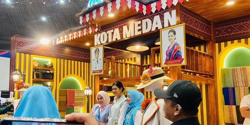 Kahiyang Ayu (tengah) berfoto di depan stan Kota Medan di INACRAFT 2025. (FARAH/Indah)