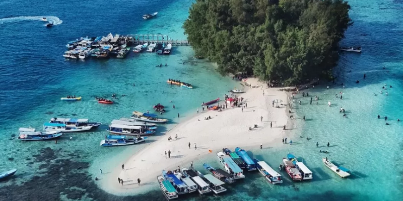 Pulau Dolphin tawarkan keindahan alam yang memukau. (Instagram/@pulaudolphin)