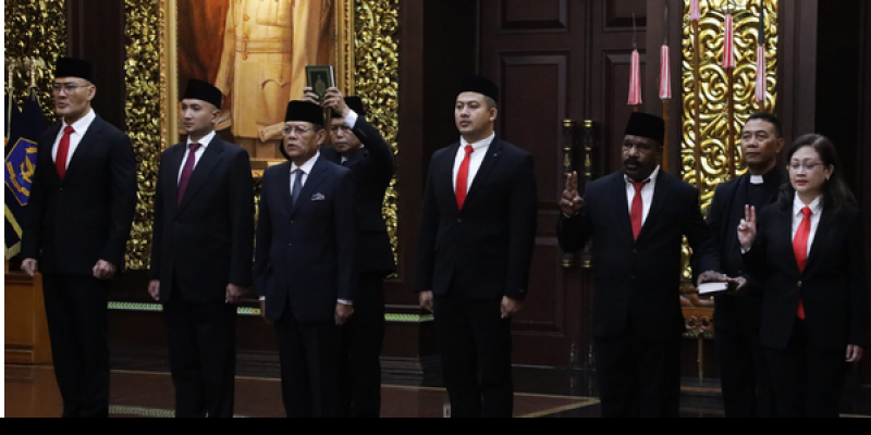 Deddy Corbuzier (paling kiri) saat dilantik menjadi Stafsus Menteri Pertahanan (11/2). (Dok. Kemhan)