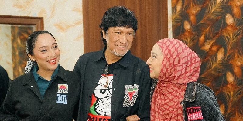 Ikang Fawzi bersama kedua putrinya. (Instagram/@ikangfawzi)