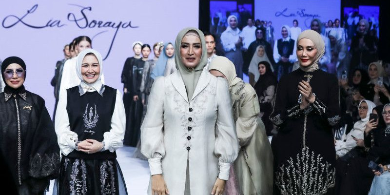 Lia Soraya (tengah) gelar fashion show di The Langham, Jakarta (24/2). (Ist)