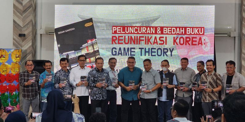 Dr. Teguh Santosa (tengah) bersama para tokoh nasional di acara peluncuran buku 