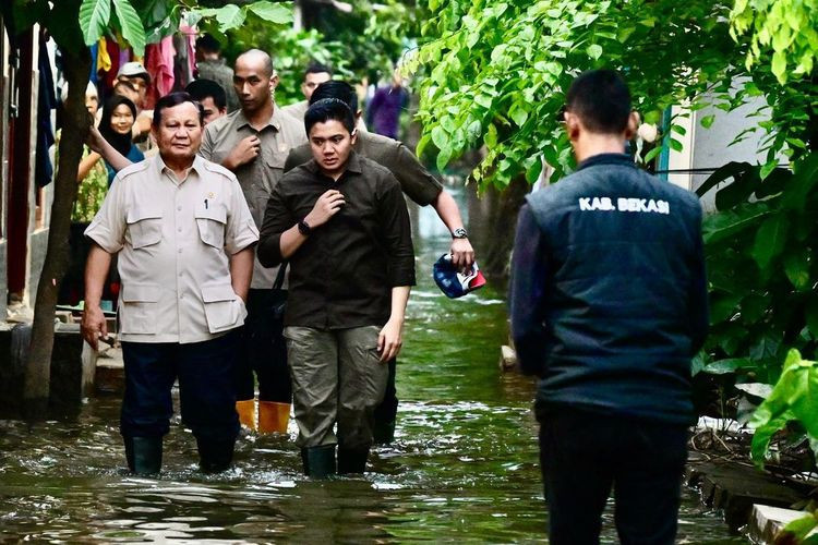 Presiden Prabowo dan Seskab Teddy di Babelan, Bekasi (8/3). (Dok. Biro Pers Sekretariat Presiden)