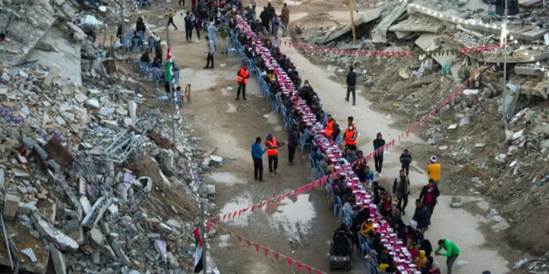 Meja panjang untuk berbuka puasa di Rafah. (AFP)