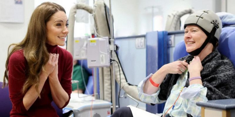 Putri Wales (kiri) menyemangati pasien kanker di RS Royal Marsden. (PA Media)