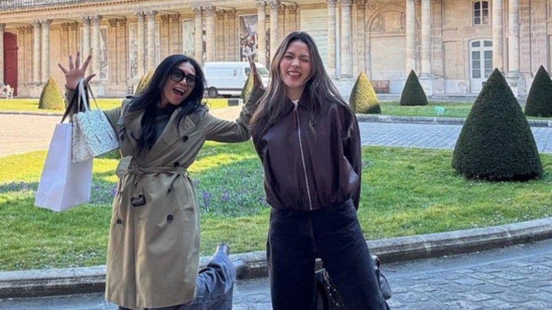 Anggun dan Raisa di Paris. (Instagram/@anggun_cipta)